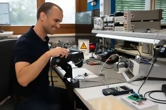 Techniker im Labor testet ein Gerät – Präzisionsarbeit in der Elektronikentwicklung.