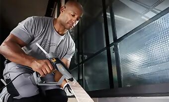 Handwerker verwendet eine Steinel Heißklebepistole für präzises Kleben mit Heißkleber.