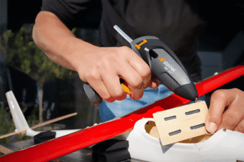 Steinel Mobile Glue 1007 wird zum präzisen Kleben beim Modellbau verwendet.