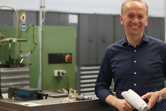 Steinel Tools Mitarbeiter Christian Walczyk hält Produkt-Prototypen in der Hand und lacht zufrieden in die Kamera