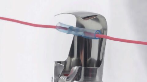 Ein Kabelcrimper wird mithilfe eines Heißluftgerätes und einer Reflektordüse erhitz und ein Kabel somit repariert