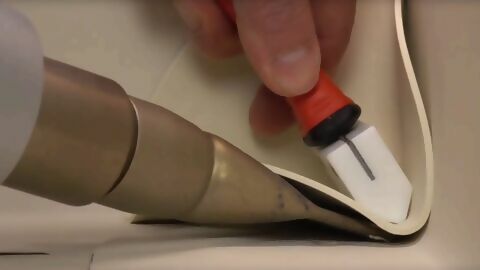 Mithilfe eines Heißluftgebläses und einem Kehlfix wird eine Innenecke mit Dachfolie verschweißt