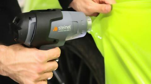 eine farbige Folie wird mithilfe eines Hwißluftgebläses erhitzt
